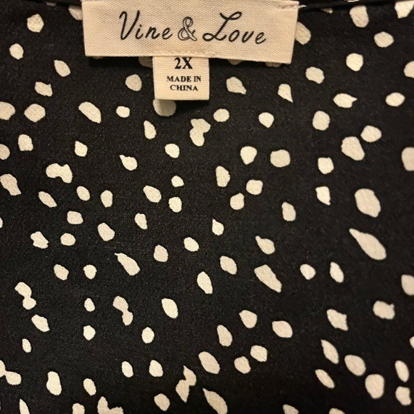 Vine‎ & Love Black and White Speckled Polkadot Casual Blouse With V Neck Size 2X - Picture 2 of 7